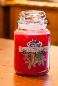 Christmas Tree Hill Candle - Cinnamon Balsam - 26oz